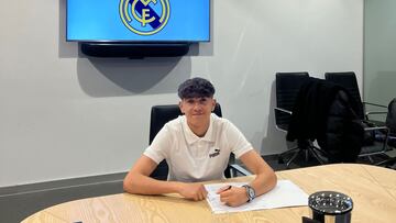 Liberto Navascués firma su renovación con el Real Madrid.