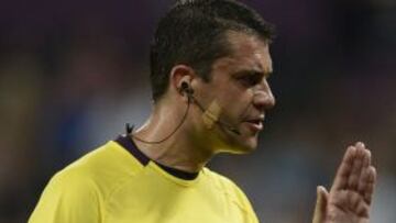 El árbitro húngaro durante el partido entre Ucrania e Inglaterra.