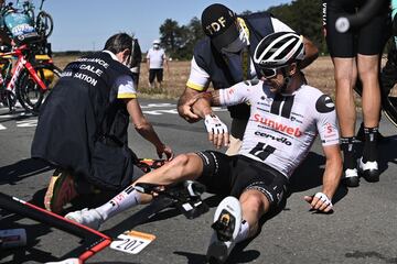 El corredor del equipo Sunweb, Nicolas Roche, recibe ayuda de los m¨¦dicos despu¨¦s de su ca¨ªda durante la d¨¦cima etapa.