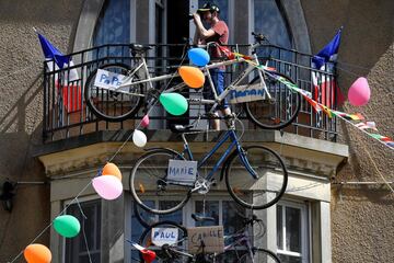 Varias bicicletas suspendidas en un balcón de la ciudad de Vittel. 