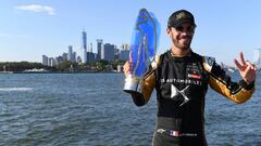 Vergne con el trofeo de campe&oacute;n en Par&iacute;s.