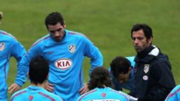 <b>CONSOLIDADO. </b>Quique charla con sus jugadores en una sesión de entrenamiento. El técnico tiene respaldo de los dirigentes y la afición.