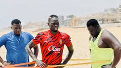 Pathe Ciss entrenando en Senegal con la camiseta del Mallorca.