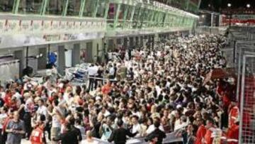 <b>EXPECTACIÓN. </b>La línea de boxes era un hervidero de aficionados el viernes noche en Singapur.