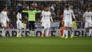 Los jugadores del Madrid, desolados tras encajar el gol de Parejo.