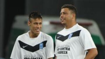 GRANDES AMIGOS. Neymar junto a Ronaldo en el partido por la pobreza de 2012 en Porto Alegre.