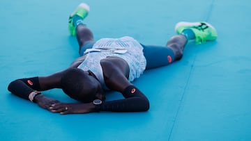 Valencia, 7 dic (EFE).- El corredor keniata John Korir tras cruzar la línea de meta para ganar la 45 edición del Maratón de Valencia Trinidad Alfonso Zurich con un tiempo oficioso de 2:02:24, tercera mejor marca mundial del año, en una carrera en la que participaron 36.000 atletas, este domingo en Valencia. EFE/ Kai Forsterling