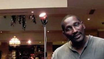 <b>20 AÑOS DESPUÉS, PERRY Y WILLIAMS REGRESARON A MADRID</b> En la Navidad de 2002, los veteranos del Real Madrid se reencontraron con los veteranos del gran Maccabi de los años 80 del siglo XX. Hubo dos partidos, en Madrid y Tel Aviv. La ocasión marcó el regreso a Madrid de Aulcie Perry y Earl Williams, los protagonistas del conflicto de 1983 en el Pabellón de la Ciudad Deportiva. En la imagen, Williams señala a Perry.