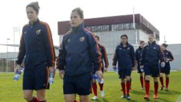 Marta Torrej&oacute;n y Eli Ibarra encabezan la Selecci&oacute;n Absoluta de camino al campo de entrenamiento en Las Rozas.