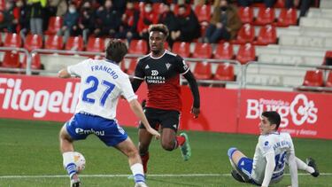 Francho intenta frenar a Hassan, con Fran Gámez en el suelo.