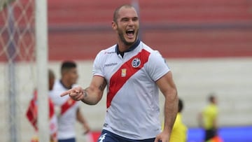 Adri&aacute;n Zela celebra un gol con Deportivo Municipal.