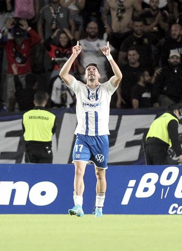 Dejar un balón muerto en la frontal es sinónimo de peligro. Y si por allí aparece Waldo... apaga y vámonos. El centrocampista recogió el rechace para, de primeras, marcar con un disparo fuerte y seco.