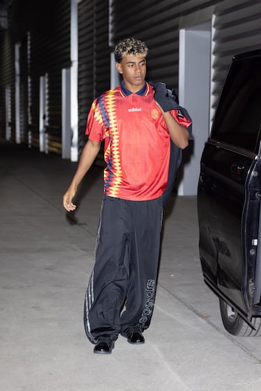 1. Lamine Yamal ha sido visto en Barcelona con una camiseta muy especial. Hablamos de la que lució la Selección española en el Mundial de Estados Unidos 1994. 32 años después la Roja volverá al país norteamericano para intentar conseguir su segunda estrella y el crack del Barcelona lanza un guiño ala historia con este gesto.
