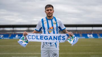 JUANJO NARVAEZ POSA CON LA BUFANDA DEL LEGANES EL DIA DE SU PRESENTACION