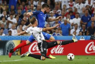 Howedes stretches to block Giroud's shot as the France striker races clear.