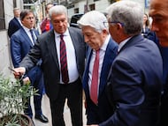 MADRID, 14/04/2026.- El presidente del Atlético de Madrid, Enrique Cerezo (3d) y el presidente del FC Barcelona, Joan Laporta (2i), a su llegada al tradicional almuerzo de las directivas de Atlético de Madrid y Barcelona celebrado horas antes del partido de vuelta de los cuartos de final de la Liga de Campeones que enfrenta a ambos equipos en Madrid. EFE/ Rodrigo Jiménez
