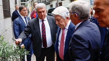 MADRID, 14/04/2026.- El presidente del Atlético de Madrid, Enrique Cerezo (3d) y el presidente del FC Barcelona, Joan Laporta (2i), a su llegada al tradicional almuerzo de las directivas de Atlético de Madrid y Barcelona celebrado horas antes del partido de vuelta de los cuartos de final de la Liga de Campeones que enfrenta a ambos equipos en Madrid. EFE/ Rodrigo Jiménez