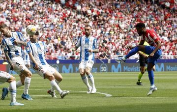 Lemar intenta un disparo desde fuera del área. 