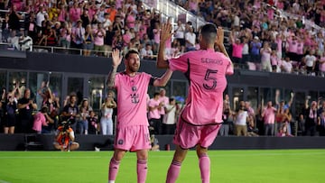 FORT LAUDERDALE, FLORIDA - APRIL 20: Sergio Busquets #5 of Inter Miami celebrates a goal with Lionel Messi #10 during the first half in the game against the Nashville SC at DRV PNK Stadium on April 20, 2024 in Fort Lauderdale, Florida.   Megan Briggs/Getty Images/AFP (Photo by Megan Briggs / GETTY IMAGES NORTH AMERICA / Getty Images via AFP)