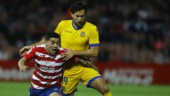 David Fern&aacute;ndez contra un rival ante el Granada.