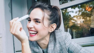 Verónica Echegui muestra su peculiar "compañero de viaje": Un vibrador.