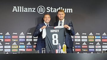 El centrocampista gal&eacute;s de la Juventus, Aaron Ramsey, en su presentaci&oacute;n.