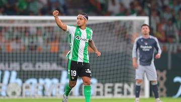 SEVILLE, SPAIN - SEPTEMBER 19: Cucho Hernandez of Real Betis celebrates scoring his team's first goal during the LaLiga EA Sports match between Real Betis Balompie and Real Sociedad at Estadio La Cartuja on September 19, 2025 in Seville, Spain. (Photo by Fran Santiago/Getty Images)