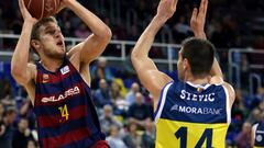 GRA123. BARCELONA, 26/06/2017.- El ala-p&iacute;vot b&uacute;lgaro del Barcelona Lassa, Aleksandar Vezenkov, lanza a canasta ante la defensa del ala- p&iacute;vot serbio del Morabanc Andorra, Oliver Stevic, durante el partido disputado hoy entre ambos conjuntos, correspondiente a la 26&ordf; jornada de la Liga Endesa de Baloncesto.EFE/Alejandro Garc&iacute;a