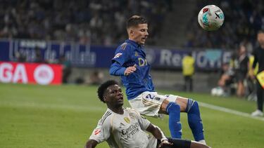 OVIEDO 24/08/2025.- El centrocampista del Real Madrid Aurélien Tchouaméni (abajo) pelea un balón con Leander Dendoncker, del Oviedo, durante el partido de LaLiga de fútbol que Real Oviedo y Real Madrid disputan este domingo en el estadio Carlos Tartiere. EFE/Paco Paredes