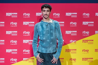 
Artista con identidad queer muy marcada. Su tema apuesta por pop urbano, actitud, y una puesta en escena divertida y reivindicativa.