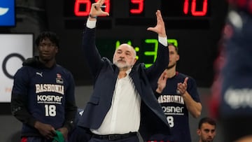 El entrenador del Baskonia Pablo Laso durante el segundo partido del playoff de cuartos de final de la Liga Endesa de baloncesto entre el Baskonia y el Real Madrid, este viernes en el Fernando Buesa Arena de Vitoria.
