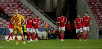 El Barcelona quedó tercero en su grupo y cayó relegado a la Europa League, algo que no le sucedía desde la temporada 2000/01. El segundo partido fue otra derrota por 3 goles a 0. El Benfica goleó en su feudo al equipo, todavía dirigido por Koeman, ydejó al Barcelona en una situación delicada.