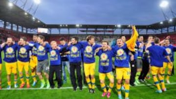 Jugadores y cuerpo t&eacute;cnico del Eintracht Braunschweig celebran el ascenso reci&eacute;n conseguido en el terreno de juego.