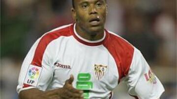 <B>ACUERDO CON EL SEVILLA.</B> Arsenal y Sevilla están cerca del acuerdo, pero el club inglés mantiene diferencias con el jugador.