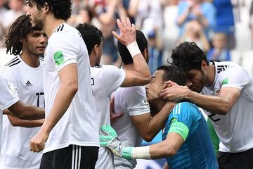 La selecci¨®n egipcia felicita a su portero por parar el penalti.