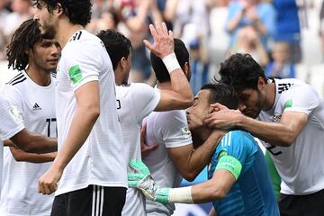 La selección egipcia felicita a su portero por parar el penalti.

