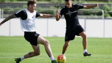 Raúl Albentosa (i) duranet un entrenamiento con el Málaga.
