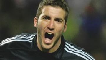 El Real Madrid confirmó el acuerdo por el que Higuaín seguirá vistiendo de blanco hasta la temporada 2015-2016.