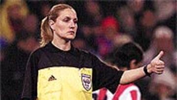 <b>CAMBIO DE OPINIÓN</B>. La colegiado Carolina Doménech ha cambiado de opinión y seguirá pitando.