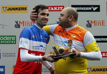 Nacido en Madrid en 1981 falleció el pasado 9 de marzo a causa del ELA. Una enfermedad que le diagnosticaron en 2014. Carlos fue futbolista, militando en un gran abanico de clubes madrileños (Carabanchel, Santa Ana, Puerta Bonita, Rayo Majadahonda, Pozuelo...) y de Cádiz (Racing Portuense y UD Roteña). Colgaría las botas pero no se separaría del fútbol, ya que ejerció de analista para clubes, como el Fuenlabrada y el Alcorcón, y de periodista.