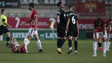 Edu Luna en el suelo tras, el final, Real Murcia vs Club Recreativo Granada, 2 Division b, Grupo 4B, partido aplazado Jornada 1, Estadio Enrique Roca, Murcia, 15/11/2020,