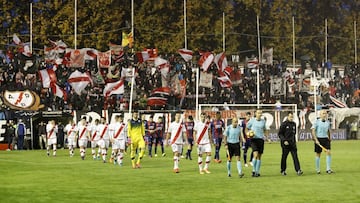 El Rayo Vallecano salta al terreno de juego ante el Huesca en el Estadio de Vallecas.