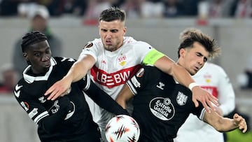 Demirovic pelea por el balón con Ilaix y Javi Rodríguez.