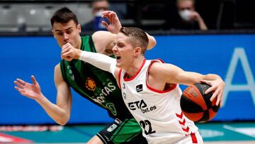 GRAF8796. BADALONA. 11/10/2020.- El base sueco del Retabet Bilbao Basket, Ludde Hakanso (d), controla el balón ante el base macedonio del Joventut de Badalona, Nebad Dimitrijevic, durante el partido correspondiente a la 5ª jornada de la Liga ACB disputado este domingo en Badalona. EFE/Toni Albir