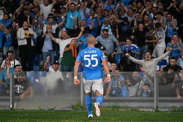 0-1. El jugador noruego, Leo Ostigard, celebra con los aficionados del Nápoles el primer tanto.