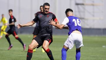 Jorge Molina disputa el bal車n con Caro. durante el Granada-Linares.
