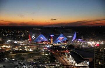 Estamos a pocas horas de que arranque el Super Bowl en el Mercedes-Benz Stadium y aquí te presentamos postales del recinto.