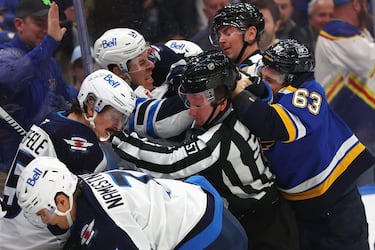 Dylan Blujus, que así se llama el trencilla en cuestión, intentó separar una pelea entre los jugadores Dylan Samberg, de
los Winnipeg Jets, y Jake Neighbours, de los locales St. Louis Blues. Los de Missouri se llevarían este partido con un solita-
rio gol del veterano Justin Faulk, que cumple su séptima temporada con los azules tras comenzar su carrera en Carolina.