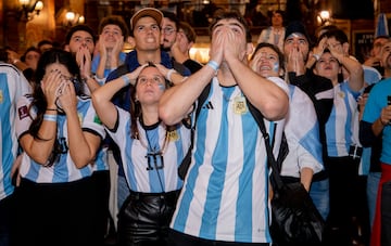 Después de un partido lleno de tensión, los seguidores argentinos explotan de alegría tras ver a su selección Campeona del Mundo.