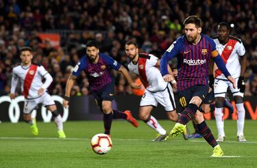 El jugador del Barcelona Messi marca el 2-1 al Rayo Vallecano de penalti. 